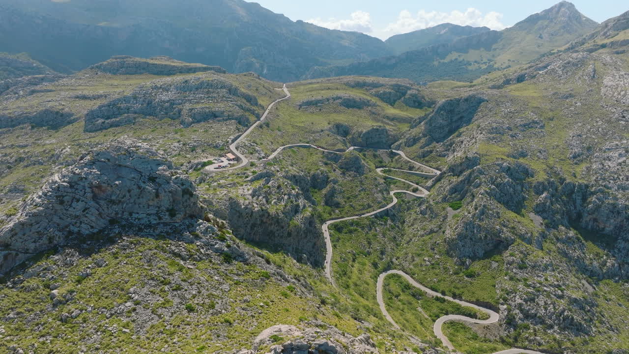 Strada tortuosa della Serra de Tramuntana a Maiorca