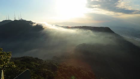 La-Niebla-Y-Las-Nubes-Sobre-Las-Montañas-De-Río-De-Janeiro-Durante-La-Puesta-De-Sol