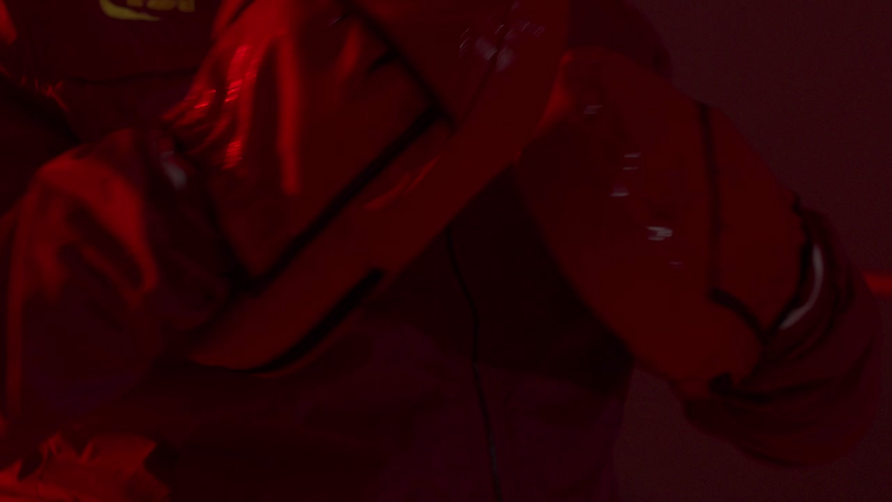 persona que se pone guantes de boxeo