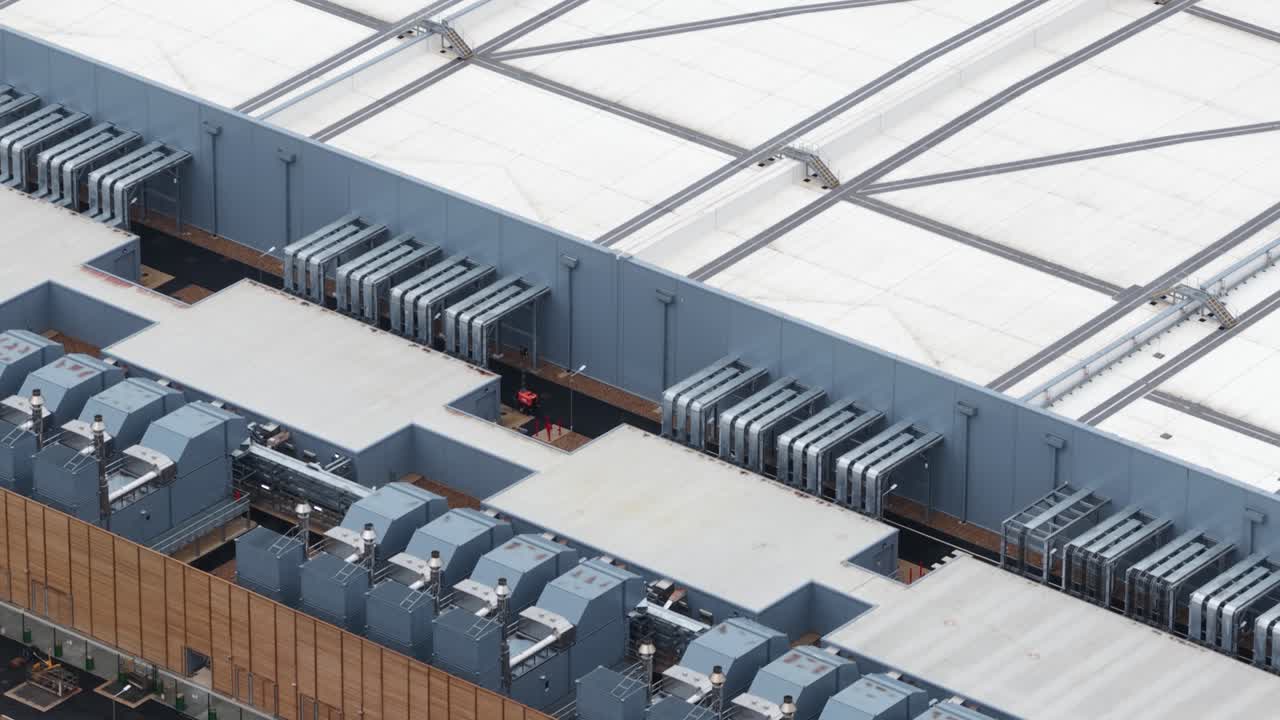 Dronevideo af et stort, nybygget datacenter i Waltham Cross, Storbritannien, der viser en voksende digital infrastruktur designet til at imødekomme stigende AI-drevne computer- og cloudcomputing-behov