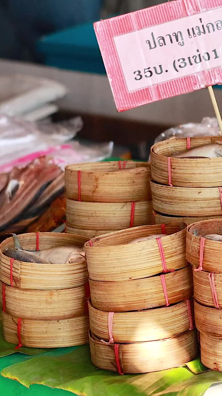 Keranjang bambu dan makanan di kios pasar