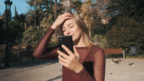 Mujer-Joven-Que-Usa-Un-Teléfono-Inteligente-Al-Aire-Libre.