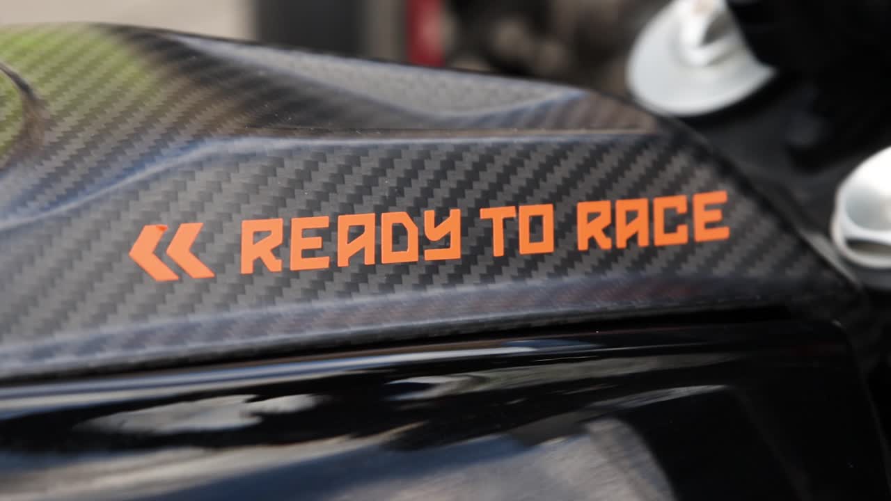 경주할 준비가 된 오토바이 스텐실 디자인 인쇄된 스티커 그래픽 일러스트 연료 탱크 슬로우 모션 클로즈업 팀 크루 바이커 오프로드 모터크로스 장비 최고 수준