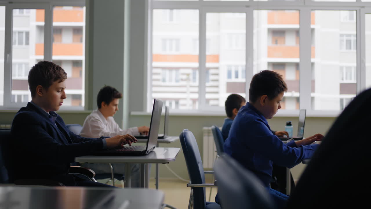 학교 컴퓨터 실험실에서 노트북을 사용하는 학생들