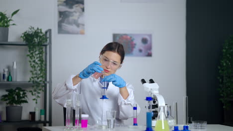 científico que lleva a cabo un experimento en laboratorio