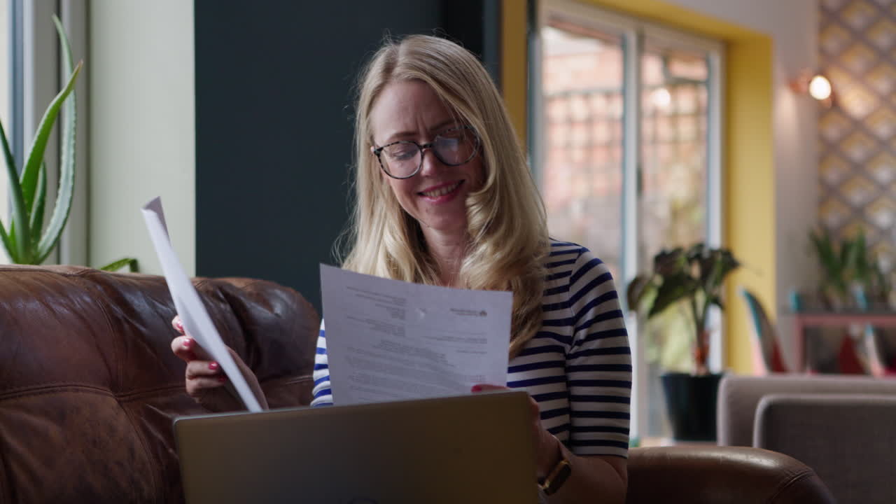 mujer usando laptop en casa