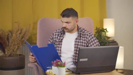 el hombre que se molesta por el papeleo abusivo.