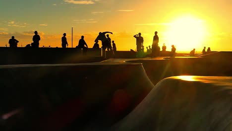 escena del parque de patinaje al atardecer