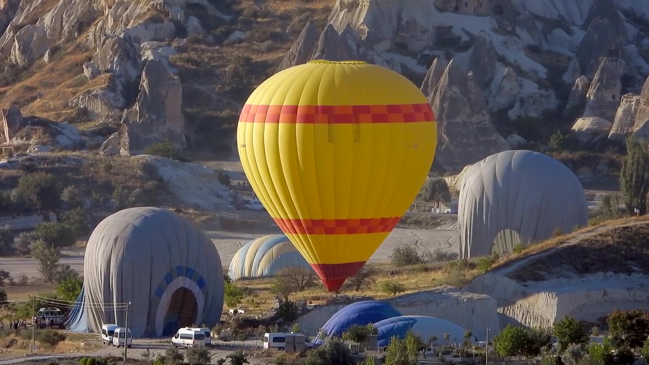 Balon Udara Panas Kuning Bersiap untuk Terbang di Cappadocia