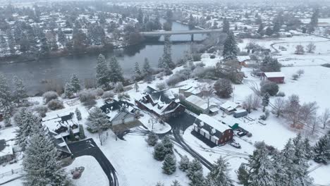 Vista-Aérea-De-Fincas-Frente-Al-Mar-Cubiertas-De-Nieve-En-El-Río-Spokane