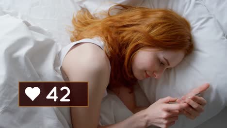 mujer acostada en la cama navegando en su teléfono