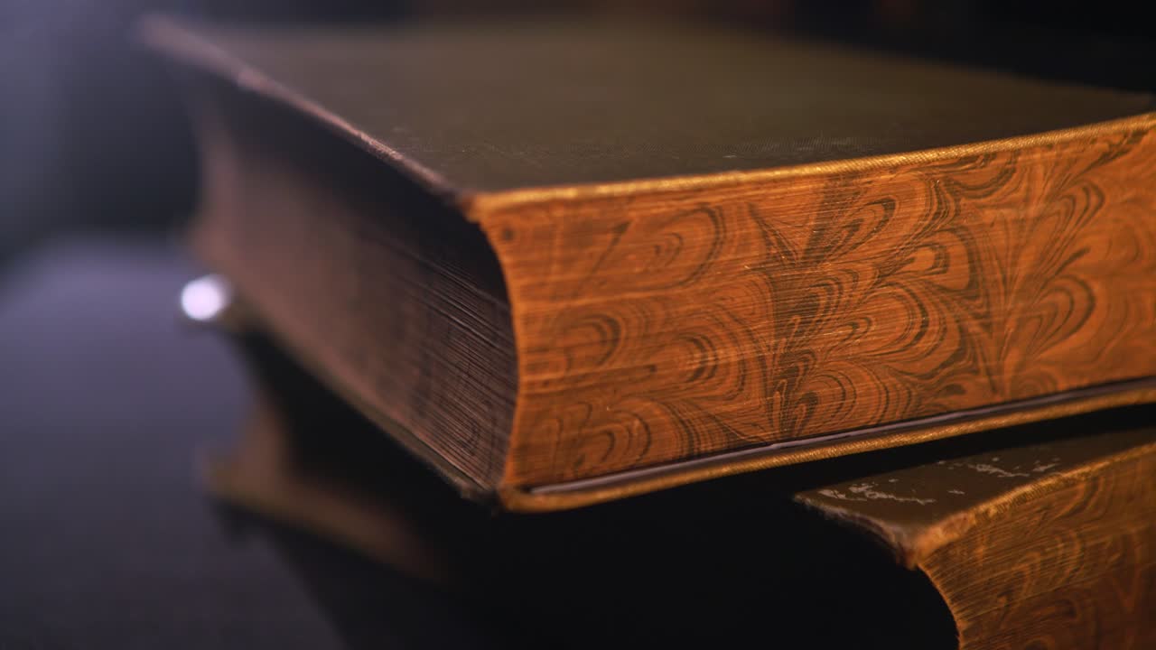 Крупный план старинной книги