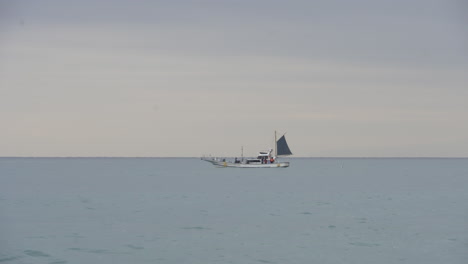 un barco de pesca solitario en odawara, kanagawa, japón