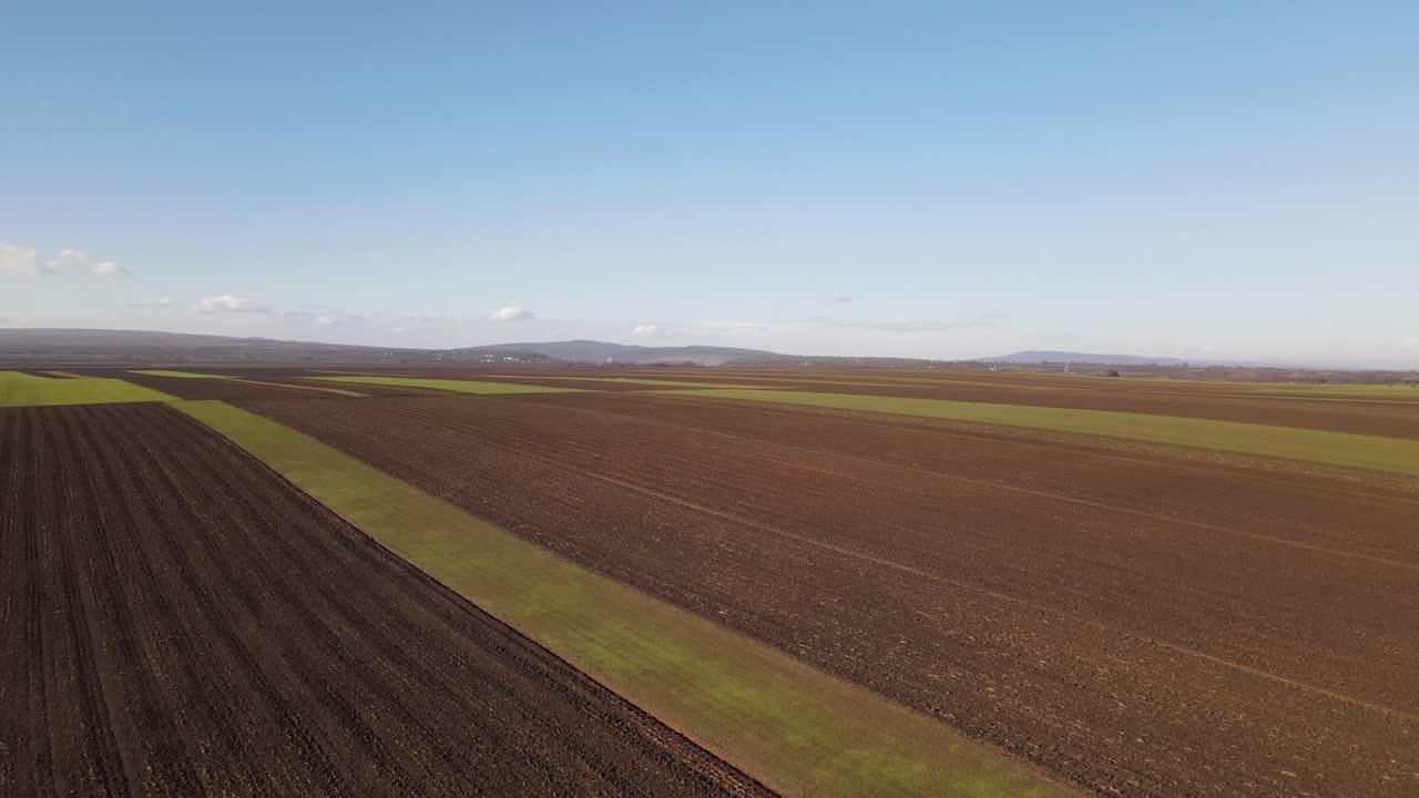 Flug über die Ackerflächen von Vrancea, Rumänien bei Sonnenuntergang.