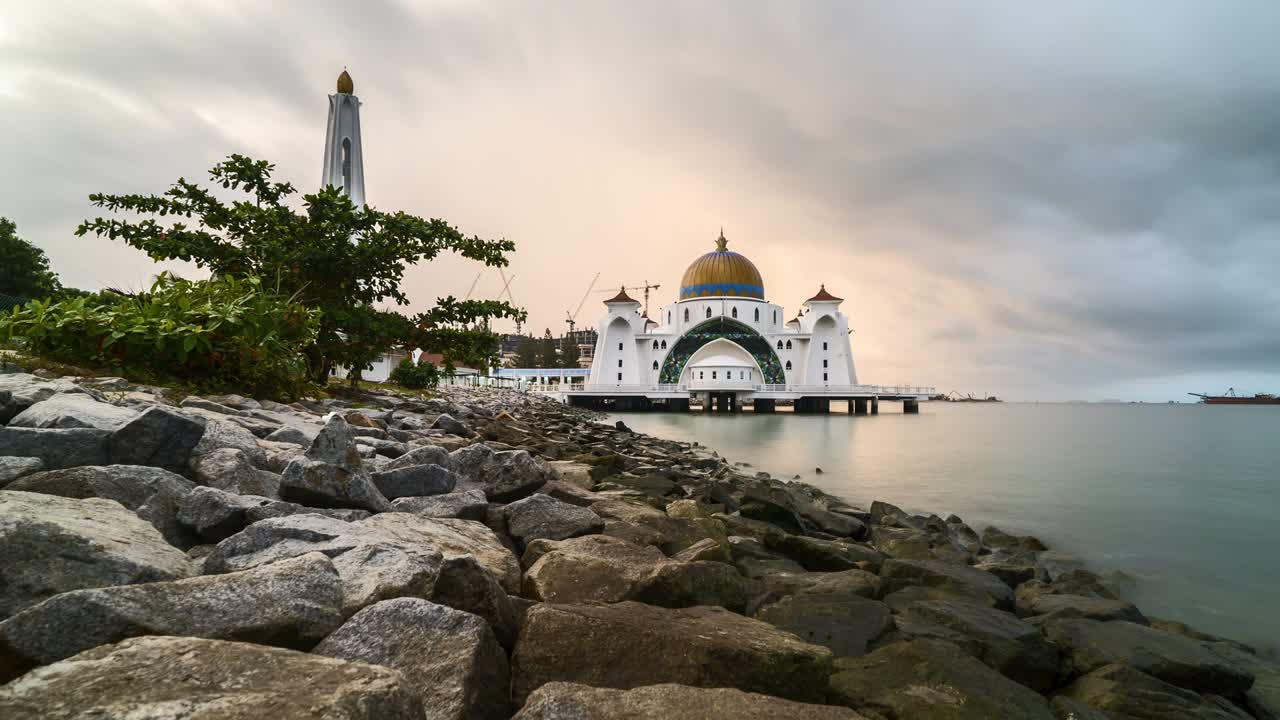 hermoso amanecer en el estrecho de melaka mezquita flotante
