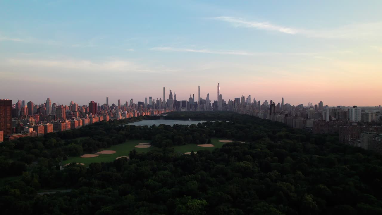 la quintaesencia del horizonte de la ciudad de nueva york tomada por un dron desde central park, 4k