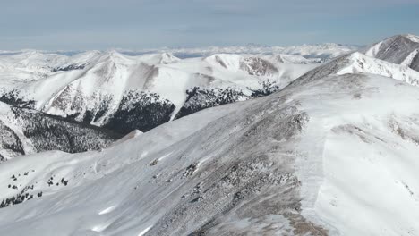 Vistas-Aéreas-De-Los-Picos-De-Las-Montañas-Desde-El-Paso-Loveland,-Colorado