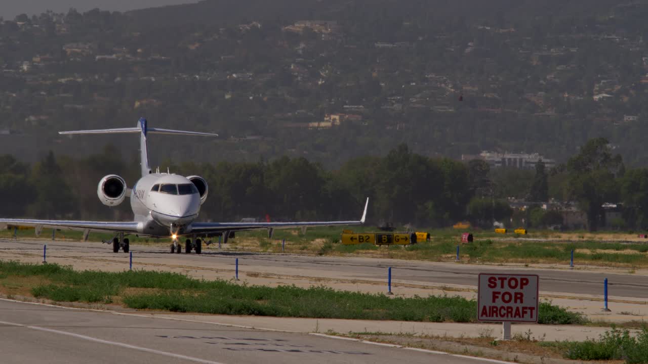 los taxis de aviones privados sin marca para despegar. filmado en 4k.