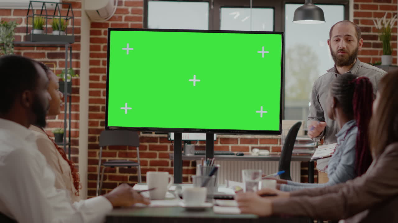 Uomo che fa una presentazione con green screen isolato sullo schermo