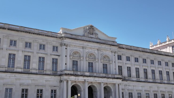 Grande architettura del Palazzo di Ajuda a Lisbona in una giornata di sole. Panoramica a destra.