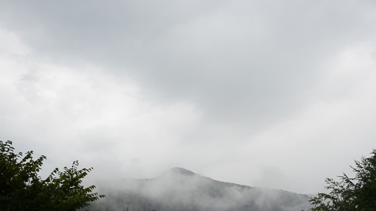 Névoa sobre montanhas após uma chuva. Filmagem de montanhas.
