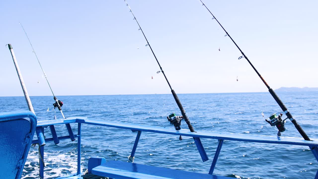 태국 푸켓에 있는 배에서 시 막대기, 밝은 낮빛 아래 평화로운 바다 풍경을 포착