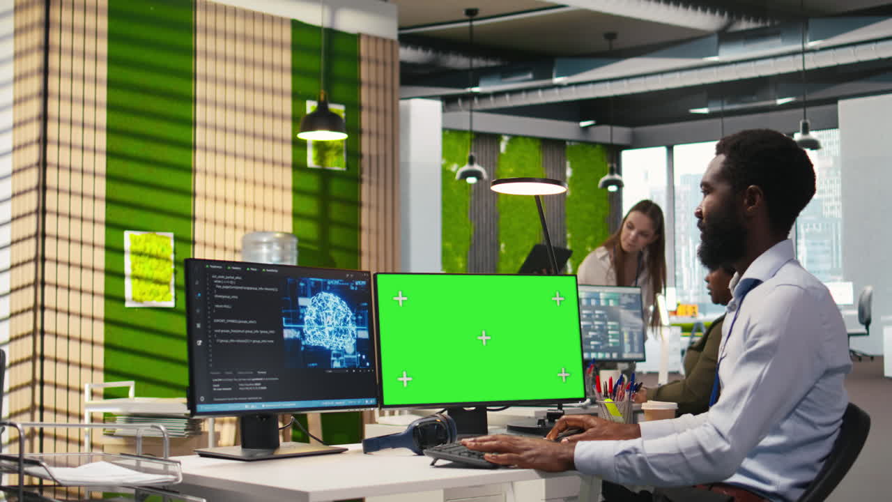 Sviluppatore software che utilizza l'IA su un computer con schermo verde per ottimizzare le prestazioni