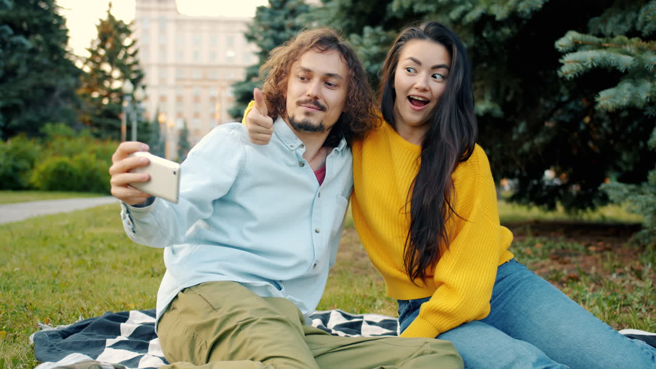 공원에서 셀피를 찍는 부부