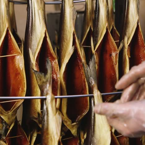 arbejder indfører mellemrum i maven på fisken, der forberedes til røgning 1