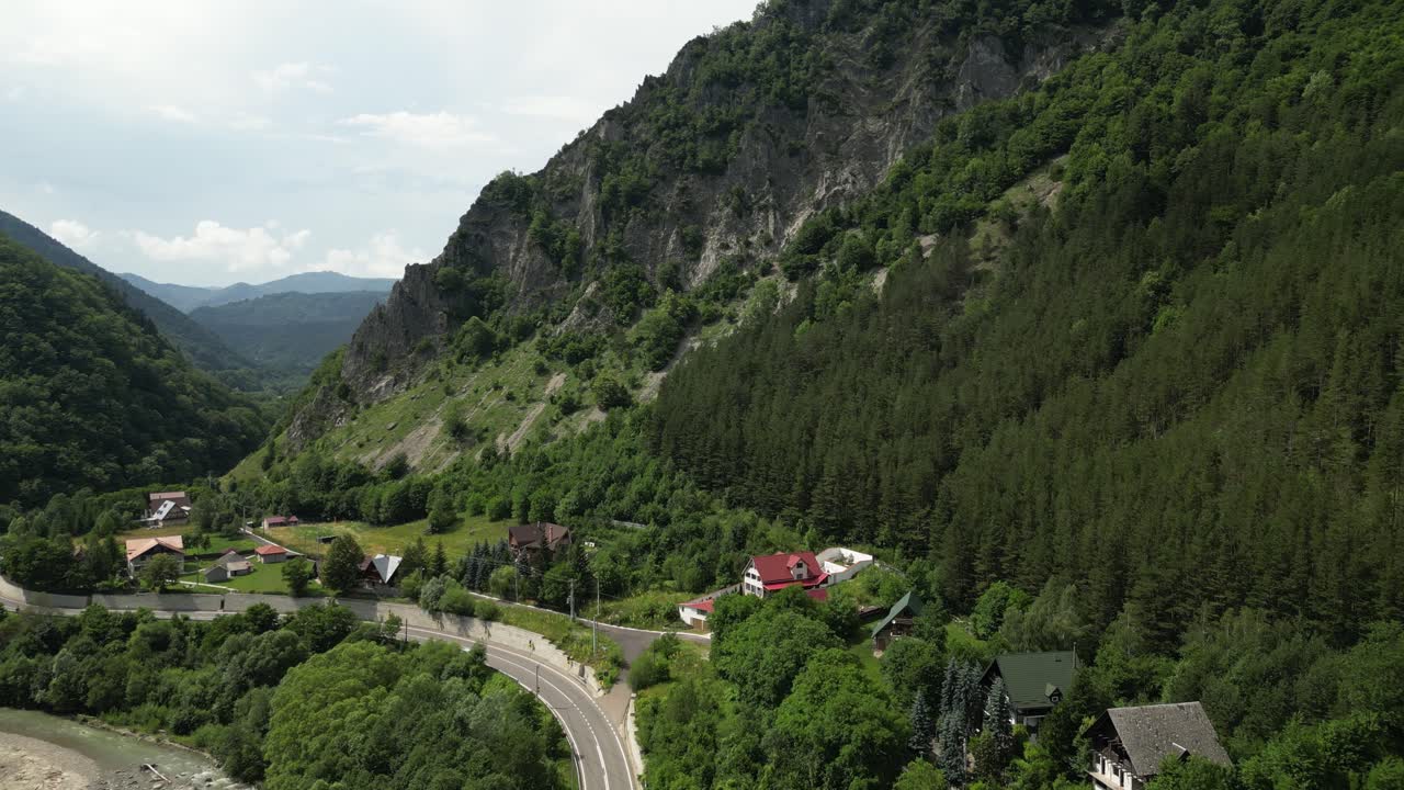 Ripresa con drone in dolly e tilt di un pendio montano scosceso a Lepsa, Romania, in una giornata nuvolosa.