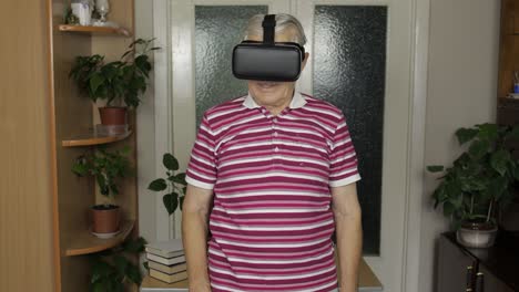 Abuelo-Mayor-Con-Gafas-Virtuales-Viendo-Vídeos-En-3d-En-Un-Casco-De-360-Vr-En-Casa