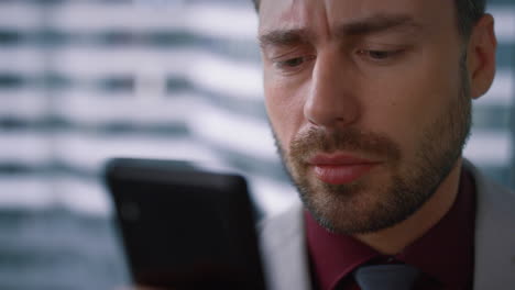 retrato jefe hombre navegando por internet usando un teléfono inteligente en el lugar de trabajo de la oficina