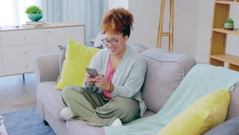 Black-woman,-phone-and-typing-on-couch-for-social