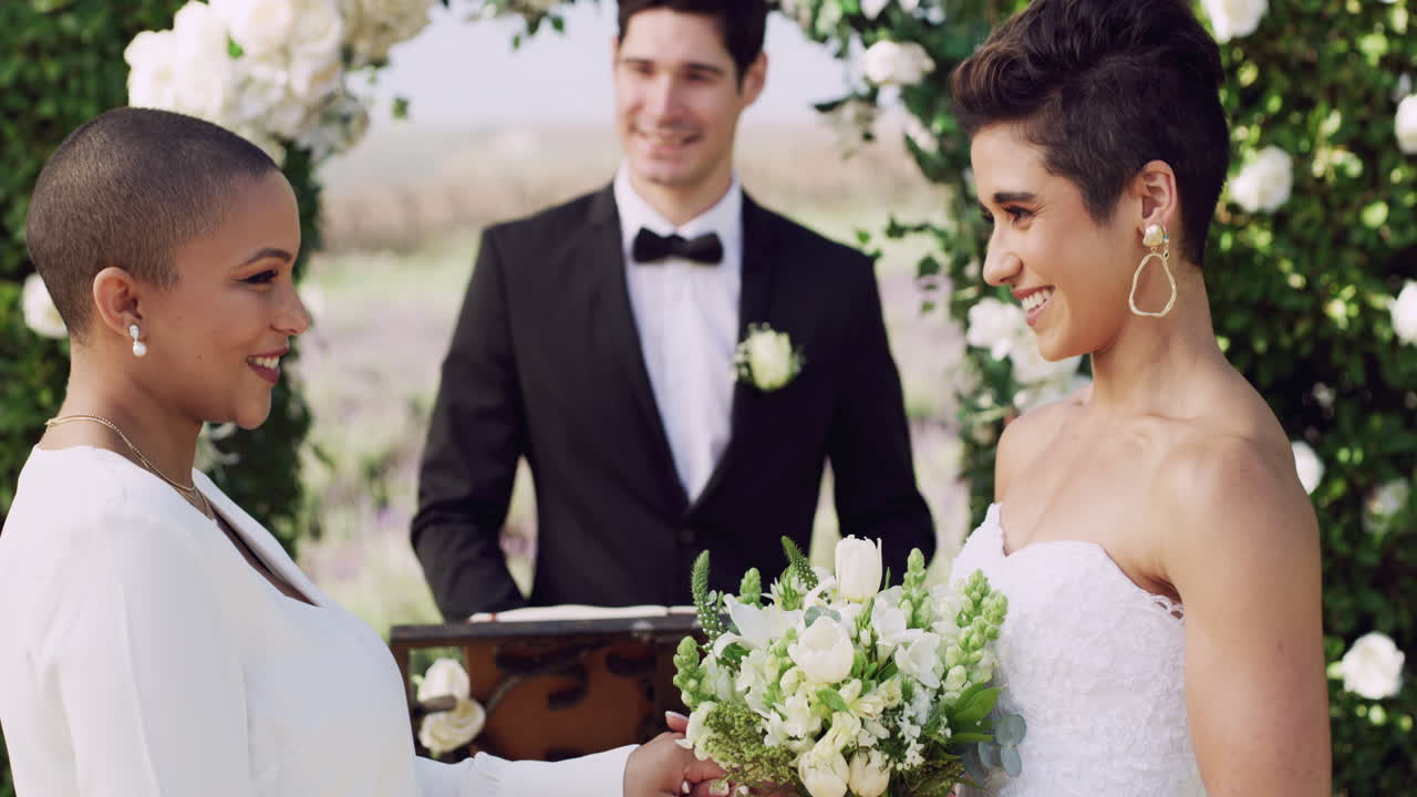 그들의 얼굴에 미소와 함께 결혼 생활에 걸어