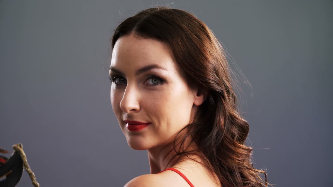 retrato de una hermosa mujer con máscara de mascarada 4k