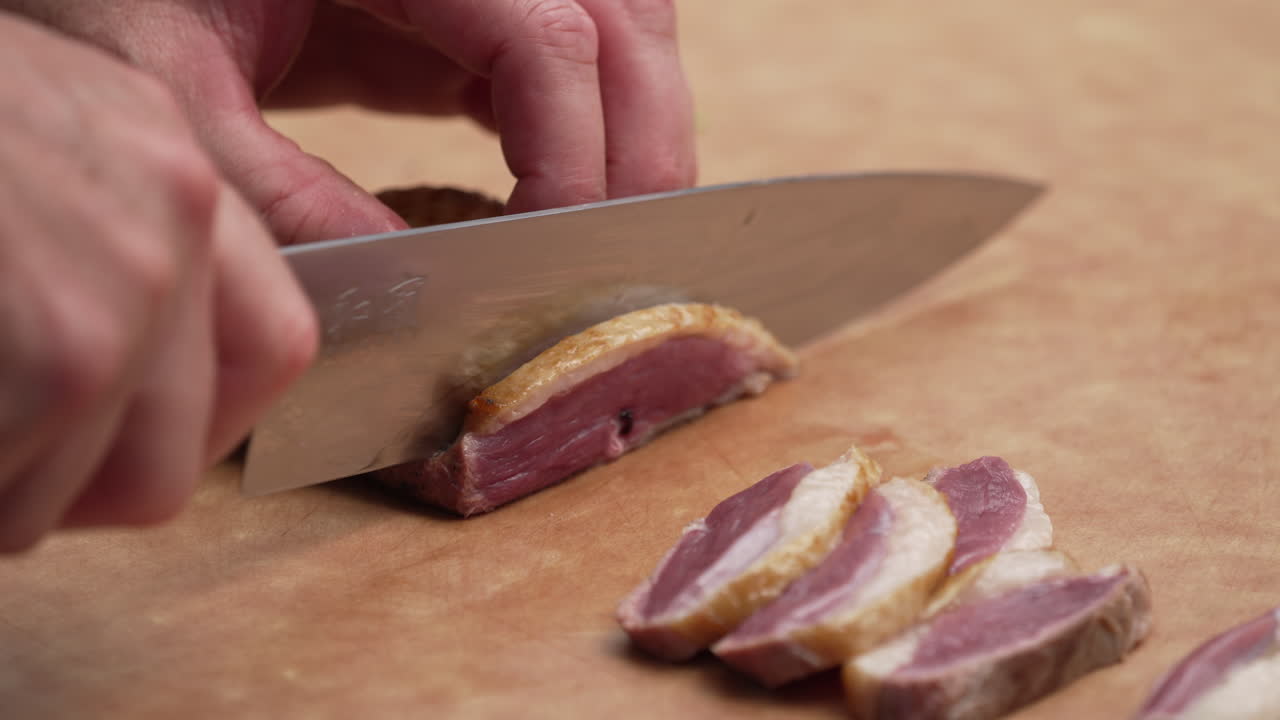 쇠고기 다다키를 조각으로 자르는 요리사의 매크로