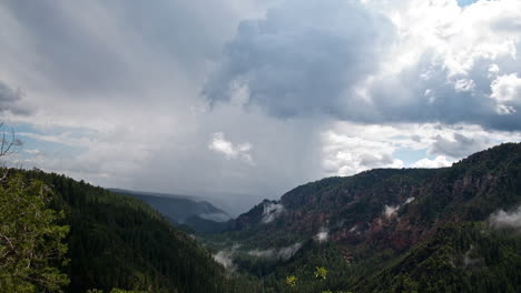 Sturmwolken,-Die-über-Eine-Grüne-Schluchtlandschaft-Rollen---Zeitraffer