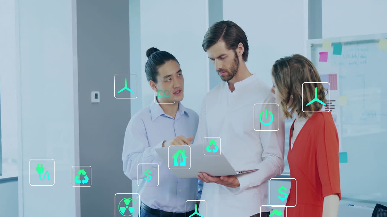 discutiendo el proyecto en la computadora portátil, equipo de negocios con animación de iconos ecológicos