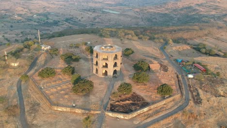 Mahel-De-Chandbiwi,-Palacio-Chand-Bibi-En-Ahmednagar,-India---Estructura-De-Piedra-Octal---Historia-India-|-Guerrero-|-Chand-Bibi-|-Cultura-Islámica,-Arquitectura-Y-Arte-Del-Sultanato-De-Decán-|-Aéreo