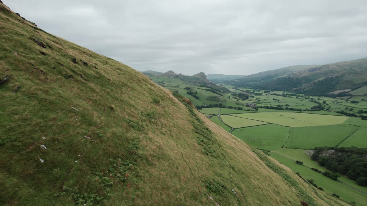4k 항공 드론 영상 비행 시골 계곡 수확 된  ⁇  잉글랜드 영국 웨일즈