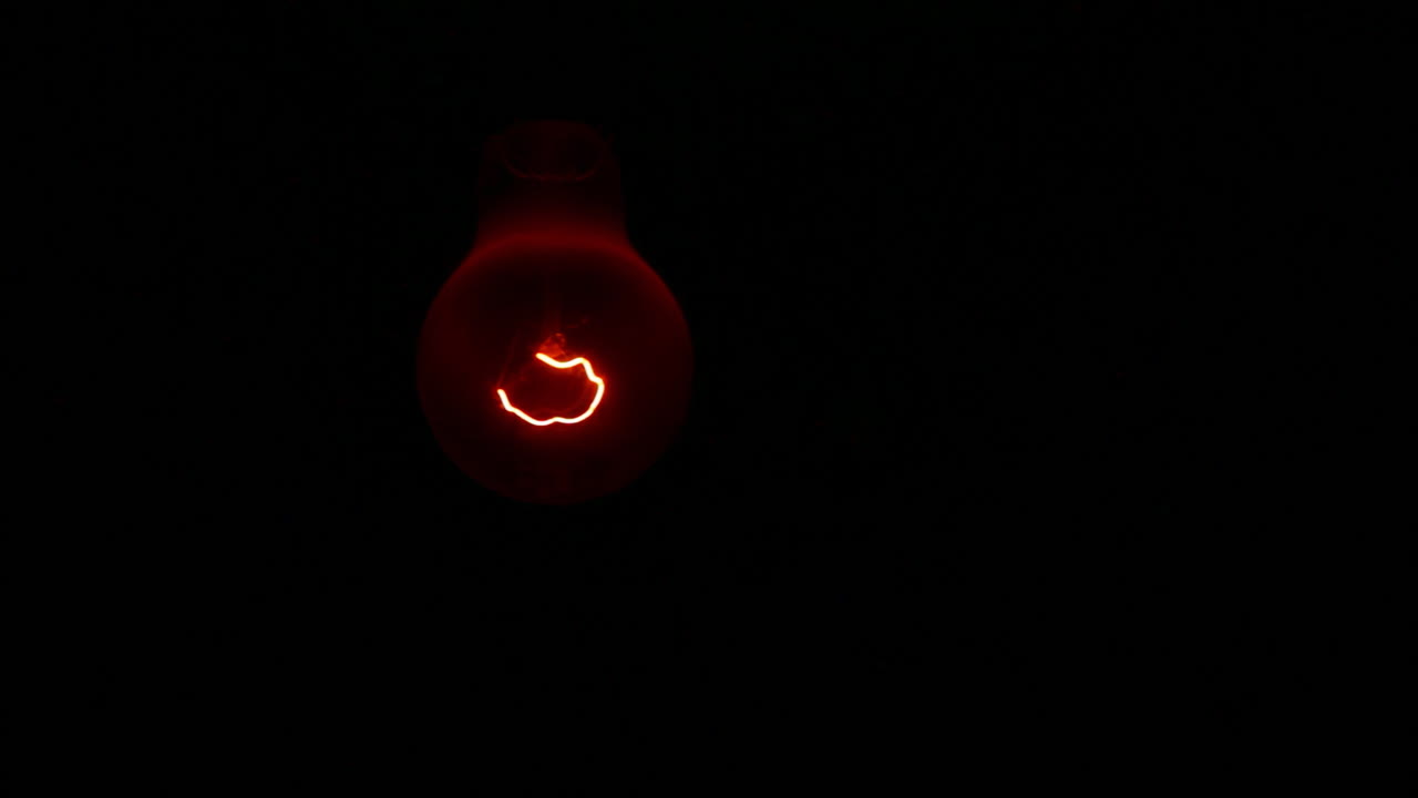 Lampadina a incandescenza in una stanza buia