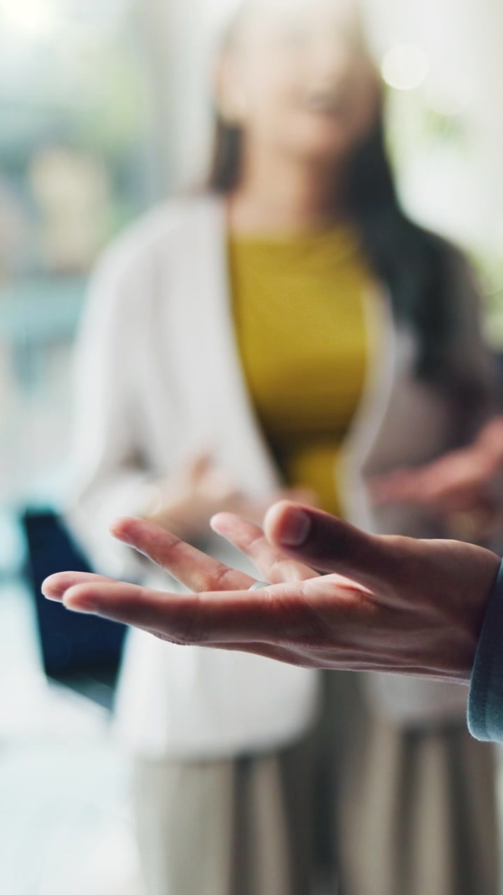Professionisti che applaudono durante una riunione in ufficio