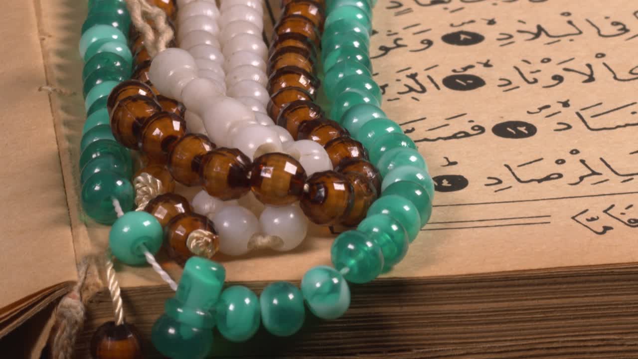 cuentas de oración en la página del corán