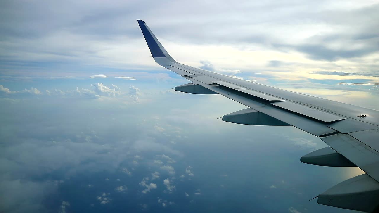 hermosa vista del cielo nublado desde las ventanas de los aviones comerciales