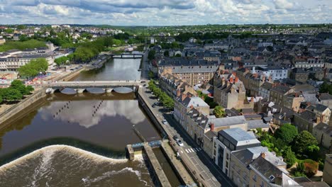 aristide-briand 다리 또는 mayenne 강을 가로지르는 pont neuf, laval
