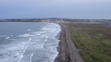 Antena-Del-Amanecer:-Las-Olas-Rompen-En-La-Playa-De-Tramore-Strand-En-Irlanda-Del-Sur