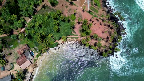 Vista-Aérea-De-Drones-De-Mirissa-Point-Bay-Village-Con-Cocoteros,-Colinas,-Plantaciones-De-Palmeras,-Promontorio,-Costa,-Weligama,-Sri-Lanka,-Asia,-Viajes,-Turismo,-Océano-Índico.