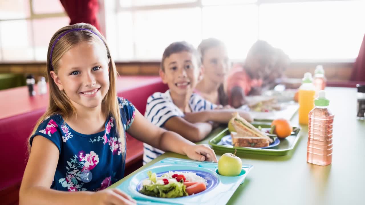 Animazione di testo 'Ritorno a scuola' su bambini in mensa