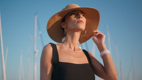mujer con un sombrero de paja y un vestido negro