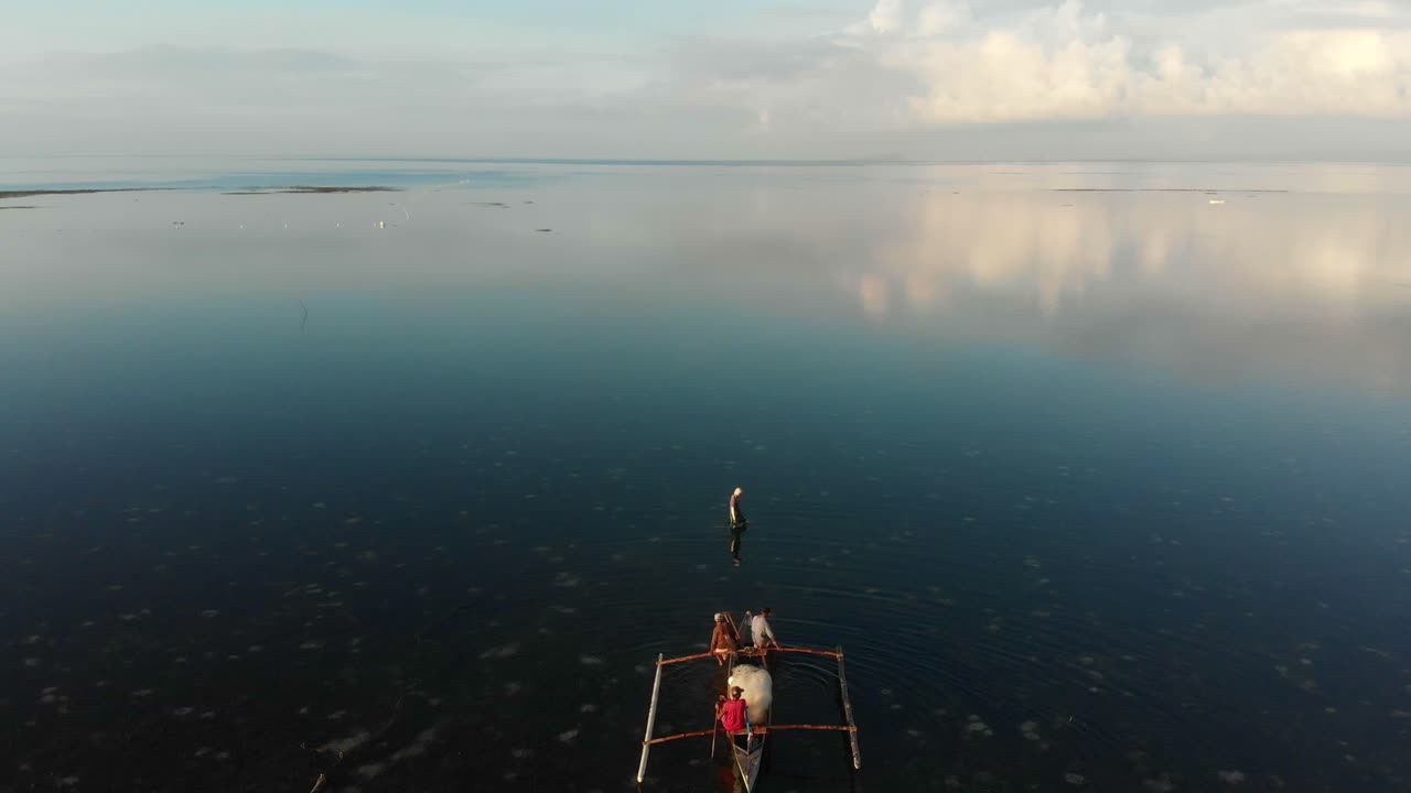 Widok z lotu ptaka na tradycyjną łódź rybacką na brzegu o pięknym wschodzie słońca na Plaży Paliton, Siquijor, Filipiny